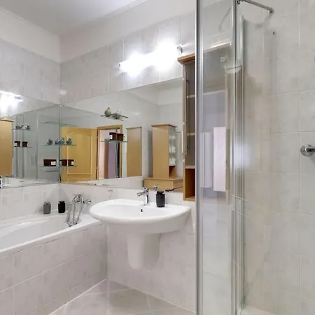 3min2centre - 2 Bedroom Garage, View * 브라티슬라바